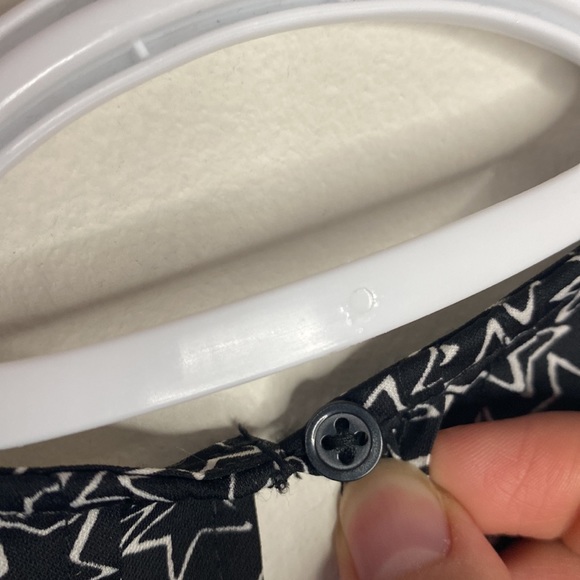 Gap black star printed sleeveless drapey top size XS - Picture 8 of 10